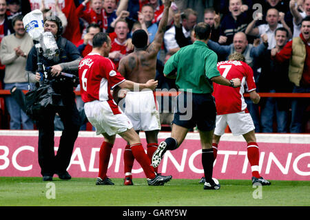 David Johnson von Nottingham Forest feiert sein Ziel mit Ricardo Scimeca und Darren Huckerby. Stockfoto