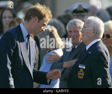 Prinz William trifft im Royal Navy Submarine Museum in Gosport, Hampshire, die Öffentlichkeit, wo er das neue Erinnerungsgebiet eröffnete. Stockfoto