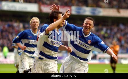 l-r; Reading's Torhüter Nicky Forster wird von Andy Hughes gratuliert Stockfoto