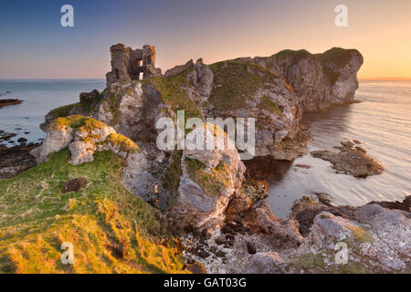 Sonnenaufgang am Kinbane Head mit den Ruinen der Kinbane Castle an der Causeway-Küste in Nordirland. Stockfoto