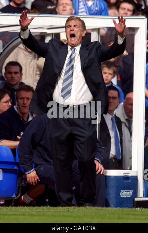 Fußball - FA Barclaycard Premiership - Birmingham City / West Ham United. Trevor Brooking, der Hausmeister von West Ham United, ist niedergeschlagen, nachdem er eine verpasste Chance gesehen hat Stockfoto