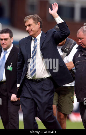 Der Verwalter von West Ham United, Trevor Brooking, waves Auf Wiedersehen to Die Fans, wie sie abgesetzt werden Stockfoto