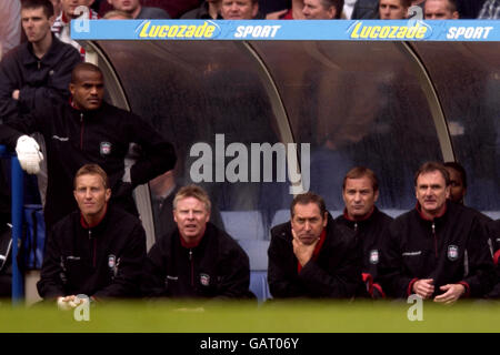 Ein niedergeschlagen Gerard Houllier, der Manager von Liverpool, als sein Team Keine Qualifikation für die UEFA Champions League Stockfoto