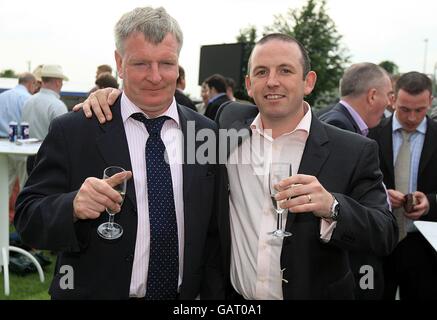 Pferderennen - 2008 Derby Festival - Ladies Day - Epsom Downs Racecourse. Racegoers während des Ladies Day Stockfoto