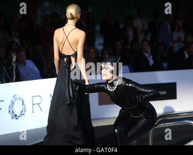 Ein Entertainer tritt beim Grand Prix and Fashion Unite in der Amber Lounge, Le Meridien Beach Plaza Hotel, Monaco, auf. Stockfoto