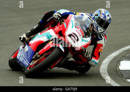 Moto - Bennetts British Superbike Championship - Freies Training - Donnington Park -. Leon Camier von Ducati beim freien Training bei der Bennetts British Superbike Championship im Donington Park. Stockfoto