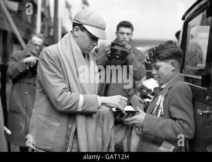 Antony Armstrong-Jones, dessen Verlobung mit Prinzessin Margaret gerade angekündigt wurde, wurde als Cox der Gewinnermannschaft der Cambridge University beim Bootsrennen im April 1960 abgebildet. Stockfoto