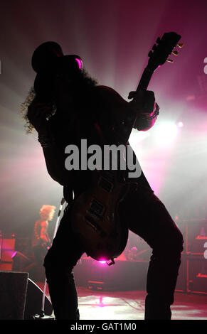 Velvet Revolver In Concert - London. Velvet Revolver Gitarrist Slash tritt in einem Konzert an der Brixton Academy in London auf. Stockfoto