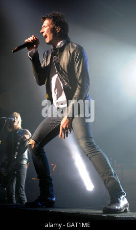 Scott Weiland der Sänger von Velvet Revolver tritt in einem Konzert an der Brixton Academy in London auf. Stockfoto