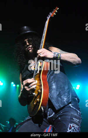 Velvet Revolver In Concert - London. Velvet Revolver Gitarrist Slash tritt in einem Konzert an der Brixton Academy in London auf. Stockfoto