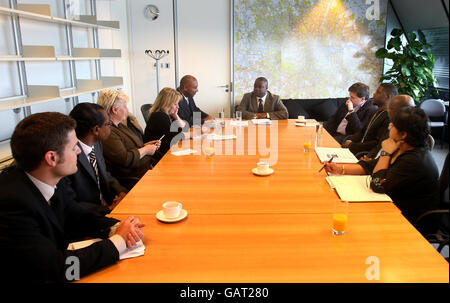 Ray Lewis (Mitte), stellvertretender Bürgermeister für Jugendliche, trifft im City Hall, London Bridge, London, auf Familien, die von Waffen- und Messerverbrechen betroffen sind. Stockfoto