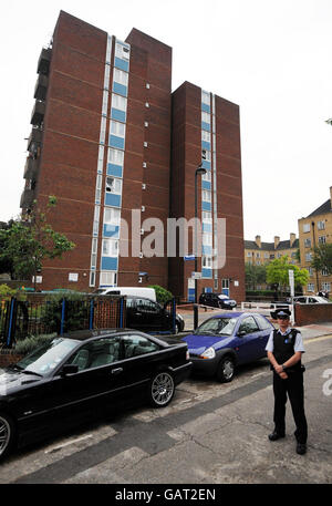 Polizeibeamte in Matheson lang Gardens, einem Wohnblock in Lambeth, Süd-London, wo ein Teenager-Mädchen Berichten zufolge an mehreren Stichverletzungen starb. Stockfoto