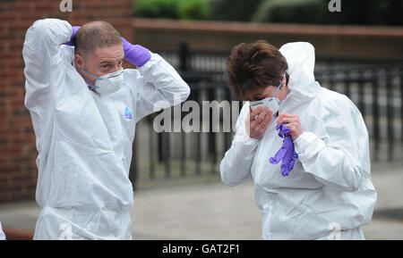 Szenen von Kriminalpolizeibeamten in Matheson lang Gardens, einem Wohnblock in Lambeth, South London, wo ein Teenager-Mädchen angeblich an mehreren Stichverletzungen starb. Stockfoto