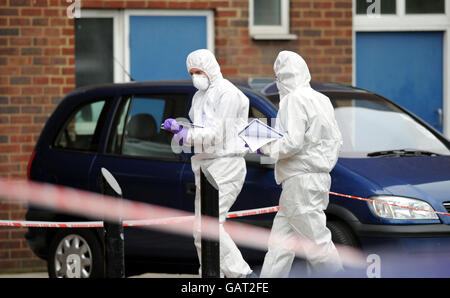 Szenen von Kriminalpolizeibeamten in Matheson lang Gardens, einem Wohnblock in Lambeth, South London, wo ein Teenager-Mädchen angeblich an mehreren Stichverletzungen starb. Stockfoto