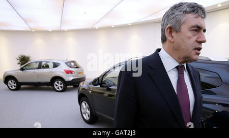 Premierminister Gordon Brown bei seinem Besuch im europäischen Design-Zentrum von Nissan in London, wo er mit Nissan-Präsident und -Geschäftsführer Carlos Ghosn zusammentraf. Stockfoto