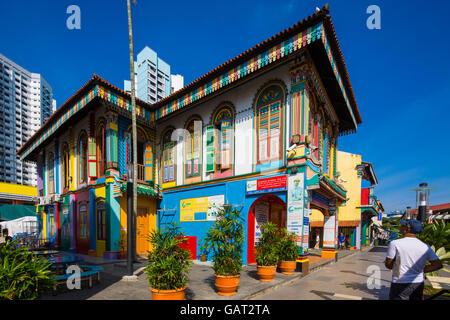 Ein Mann mit Kappe sieht Tan Teng Niah Haus in Little India, gutes Wetter mit blauem Himmel. Singapur. Stockfoto