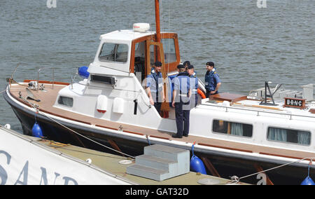 Prinz William am Ende einer Trainingseinheit auf einem Streikboot auf dem Fluss in der Nähe des Britannia Royal Naval College in Dartmouth. Stockfoto