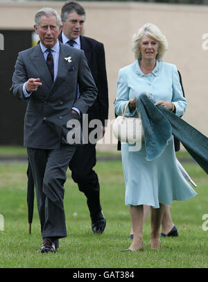 Der Prinz von Wales und die Herzogin von Cornwall bei einem Besuch des REAL (Real Education Active Lives) Food-Projekts an der Inverness High School, Schottland. Stockfoto