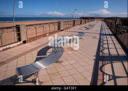 Sitzgelegenheiten auf Sandhaven Promenade, South Shields Stockfoto