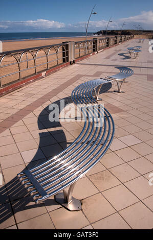 Sitzgelegenheiten auf Sandhaven Promenade, South Shields Stockfoto