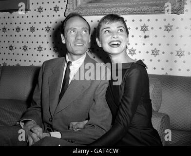 Die in Belgien geborene britische Schauspielerin Audrey Hepburn und ihr amerikanischer Schauspieler-Ehemann Mel Ferrer veranstalteten während einer Party im Londoner Dorchester Hotel. Stockfoto