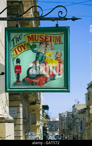 Malta, Valletta: Schild über dem Eingang zum Spielzeugmuseum in der Hauptstadt von Malta. Stockfoto