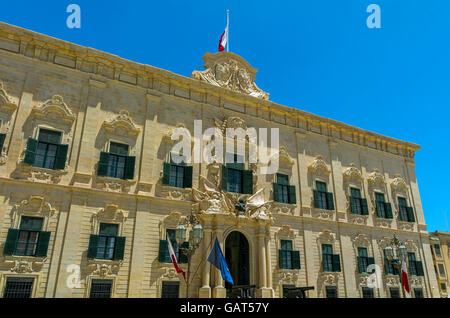 Auberge de Castille et Leon, ursprünglich von Gerolamo Cassar entworfen und 1744 umgebaut. Heute beherbergt das Büro des Premierministers in Valletta, Malta. Stockfoto