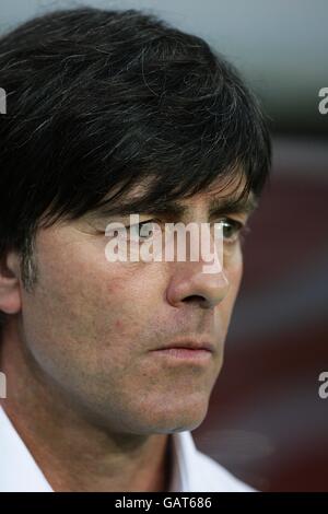 Fußball - UEFA-Europameisterschaft 2008 - Gruppe B - Deutschland - Polen - Hypo-Arena. Joachim Low, Trainer Deutschland Stockfoto