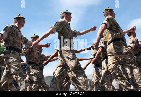 Die Royal Scots Borderers, 1. Bataillon das Royal Regiment of Scotland, das in Dreghorn, Edinburgh, stationiert ist, zieht nach der Rückkehr aus dem Irak die Royal Mile in Edinburgh hinauf. Stockfoto