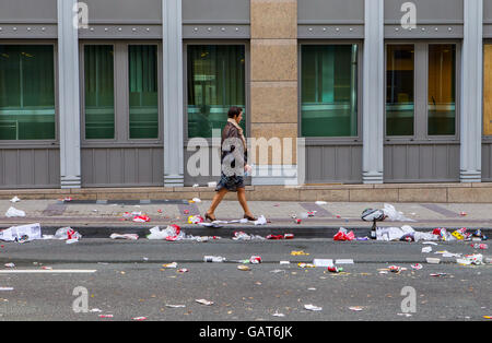 Müll auf der Straße Stockfoto