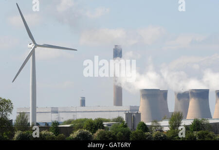 Windkraftanlagen und Kraftwerk Stockfoto