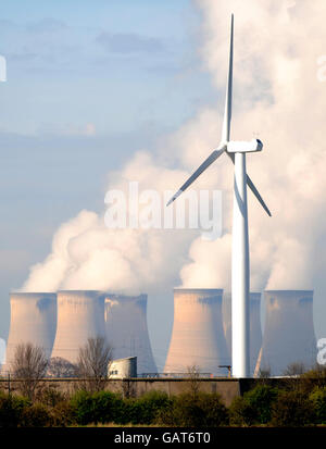 Windkraftanlagen und Kraftwerk Stockfoto