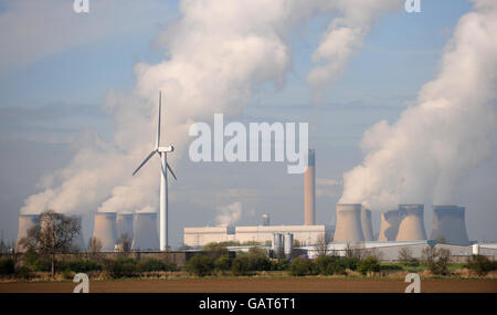 Windturbinen und Kraftwerk. Eine allgemeine Ansicht einer Windturbine auf der Loftsome Bridge, East Yorkshire, mit dem Drax Power-Kraftwerk in der Ferne. Stockfoto