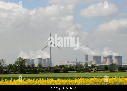 Windkraftanlagen und Kraftwerk Stockfoto