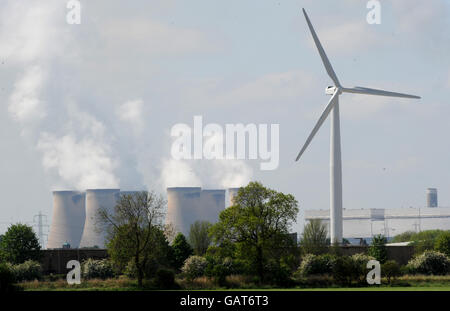 Windkraftanlagen und Kraftwerk Stockfoto