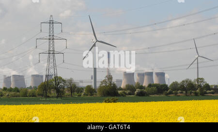 Windkraftanlagen und Kraftwerk Stockfoto