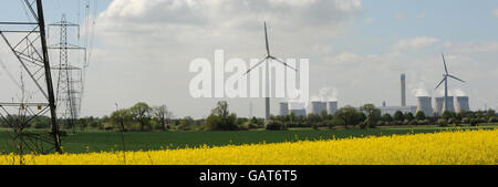 Windkraftanlagen und Kraftwerk Stockfoto