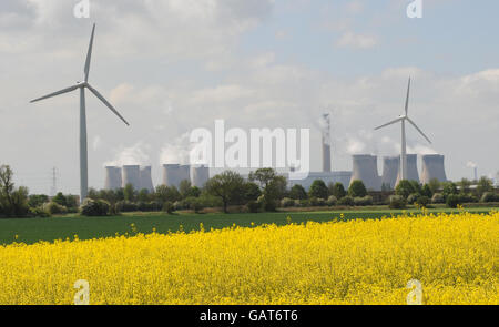 Eine allgemeine Ansicht der Windenergieanlagen an der Loftsome Bridge, East Yorkshire, mit dem Drax Power-Kraftwerk in der Ferne. Stockfoto