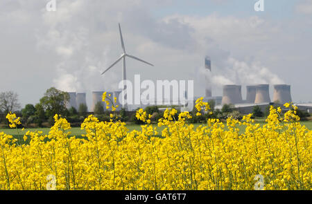 Windturbinen und Kraftwerk. Eine allgemeine Ansicht einer Windturbine auf der Loftsome Bridge, East Yorkshire, mit dem Drax Power-Kraftwerk in der Ferne. Stockfoto