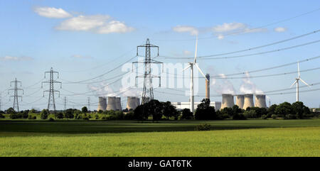 Drax-Kraftwerk. Eine allgemeine Ansicht der Windenergieanlagen in East Yorkshire vor dem Hintergrund des Drax-Kraftwerks. Stockfoto