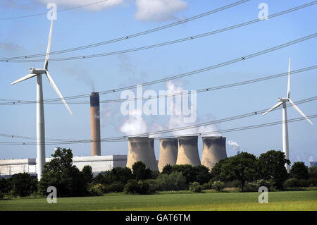 Eine allgemeine Ansicht der Windenergieanlagen in East Yorkshire vor dem Hintergrund des Drax-Kraftwerks. Stockfoto