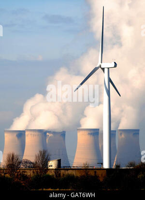 Drax-Kraftwerk. Eine allgemeine Ansicht einer Windturbine auf der Loftsome Bridge, East Yorkshire, mit dem Drax Power-Kraftwerk in der Ferne. Stockfoto