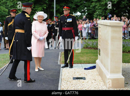 Die britische Königin Elizabeth II. Enthüllt offiziell den neuen Eingangsstein der neu umbenannten Royal Artillery Barracks, Larkhill, Salisbury, Wiltshire. Sie wird von Meister Gunner, Alex Harley (links) und Colonel Ian Tinsley (rechts) begleitet. Stockfoto