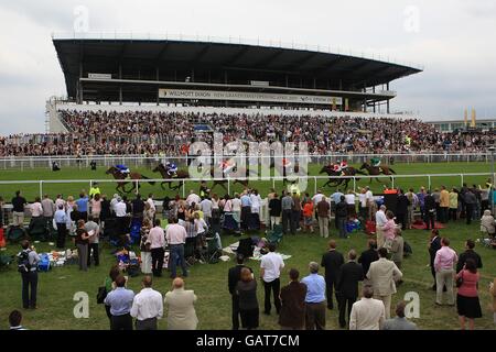 Pferderennen - 2008 Derby Festival - Ladies Day - Epsom Downs Racecourse. Ein allgemeiner Blick auf das Rennen in Epsom am Ladies Day Stockfoto