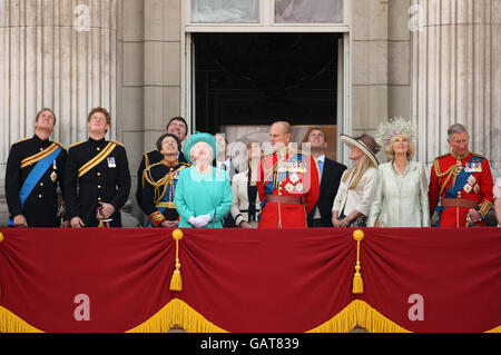 Von links nach rechts. Prinz William, Prinz Harry, die Prinzessin Royal, Vizeadmiral Timothy Lawrence (Rückseite) Königin Elizabeth II., der Graf von Wessex (Rückseite), die Gräfin von Wessex, der Herzog von Edinburgh, Peter Phillips, Autumn Phillips, Die Herzogin von Cornwall und der Prinz von Wales beobachten einen Überflug vom Balkon des Buckingham Palace in London zum Abschluss des jährlichen Trooping the Color. Stockfoto