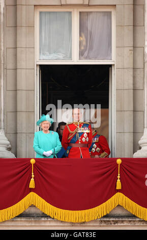 Von links nach rechts. Königin Elizabeth II. Und der Herzog von Edinburgh beobachten einen Überflug vom Balkon des Buckingham Palace in London, am Ende des jährlichen Trooping the Color. Stockfoto