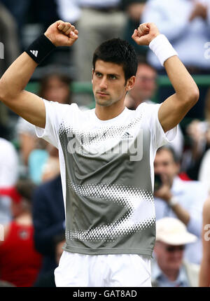 Serbiens Novak Djokovic feiert während der Artois-Meisterschaft im Queen's Club, London. Stockfoto