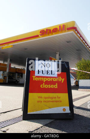 Ein No-Fuel-Schild vor einer Shell-Tankstelle in Brighton, East Sussex. Stockfoto