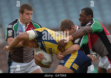 Rugby League - Engage Super League - Harlequins gegen Leeds Rhinos - Twickenham Stoop. Jamie Jones-Buchanan von Leeds Rhino wird während des Engage Super League-Spiels in Twickenham Stoop, London, von Harlekins Verteidigung angegangen. Stockfoto