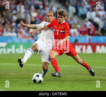 Der russische Dmitri Torbinsky (r) und der griechische Angelos Basinas kämpfen um Der Ball Stockfoto